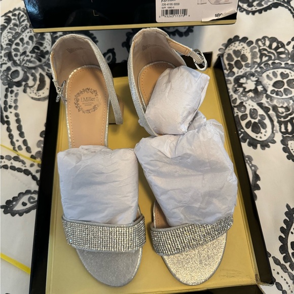 I. Miller “IM EMELY” true silver size 7 heels - Picture 2 of 3